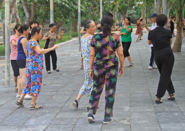 insanlar Hanoi park dans ediyor
