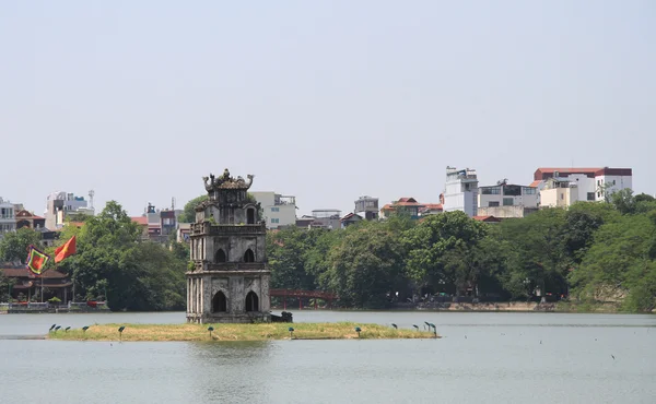 Turtle toren in het midden van het Hoan Kiem lake — Stockfoto