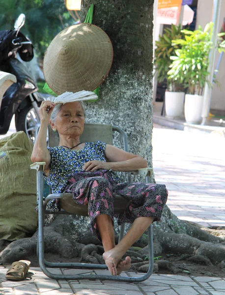 Yaşlı kadın Hanoi sandalyede oturuyor — Stok fotoğraf