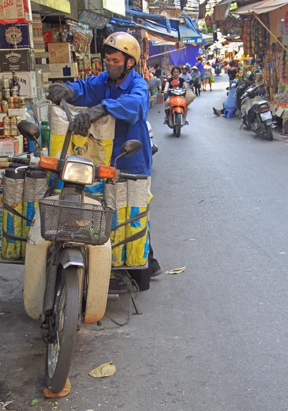 Homme essaie de mettre une charge sur la moto, Hanoi — Photo