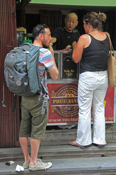 Turistas van a comprar algo en la cafetería — Foto de Stock