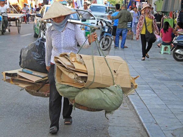 Mujer está llevando hojas de cartón en Hanoi — Foto de Stock