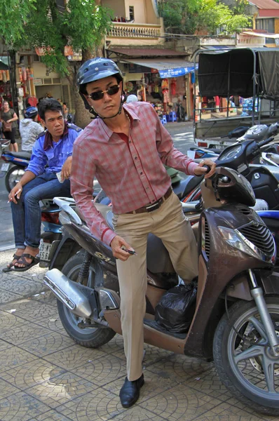 Uomo sta lasciando il suo scooter per strada ad Hanoi — Foto Stock