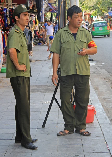 Due poliziotti vietnamiti stanno guardando cosa succede per le strade — Foto Stock