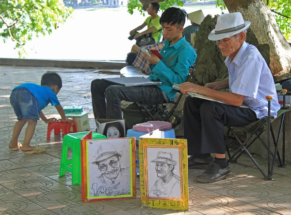 Уличный художник рисует портрет кого-то в Ханое — стоковое фото