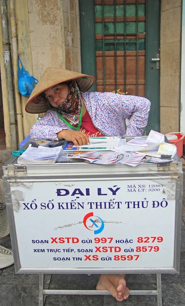 Mujer vende billetes de lotería en streetin Hanoi — Foto de Stock