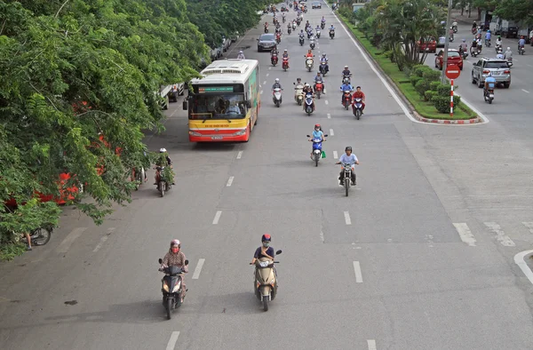 Skutery i samochodów na drogach w Hanoi — Zdjęcie stockowe