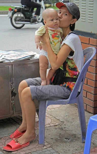 Mutter hält ihren Sohn auf der Straße in Hanoi — Stockfoto