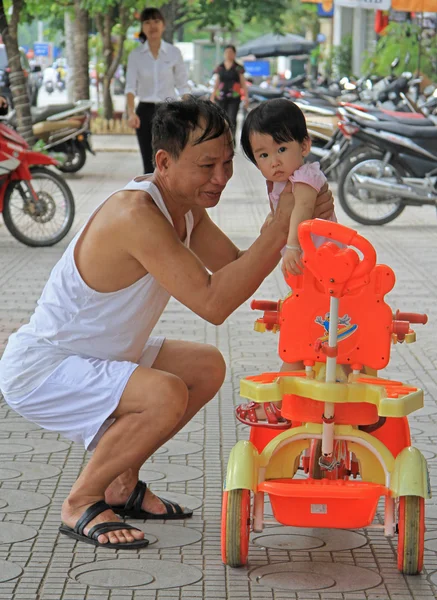 Adam bir çocuk sokakta, Hanoi onun elinde tutuyor — Stok fotoğraf