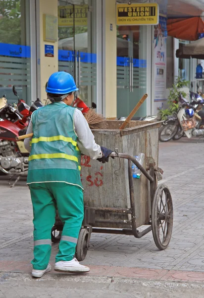 Street cleaner is wheeling trolley with garbage in Hanoi — Stock Photo, Image