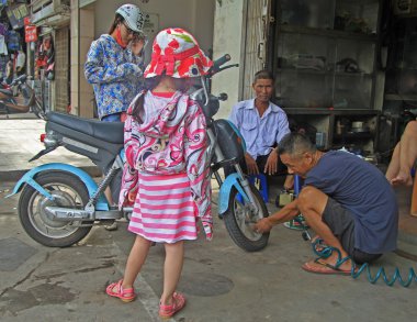 insanlar scooter tüp pompalama sırasında ana dolgu bekliyor