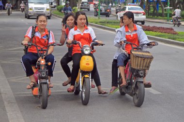Vietnamca kız bir yere Motosiklet ile sürme vardır