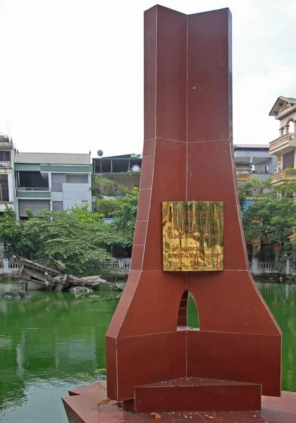 Memorial em Hanoi em um lago: os destroços do bombardeiro b52 — Fotografia de Stock