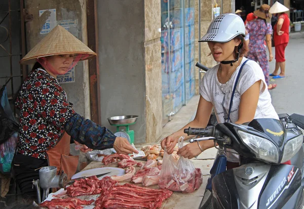 Mujer está comprando algunos trozos de carne — Foto de Stock