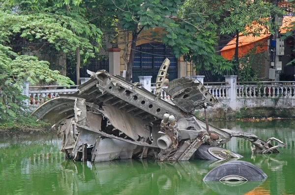 Denkmal in Hanoi auf einem See: die Trümmer des Bombers von B52 — Stockfoto