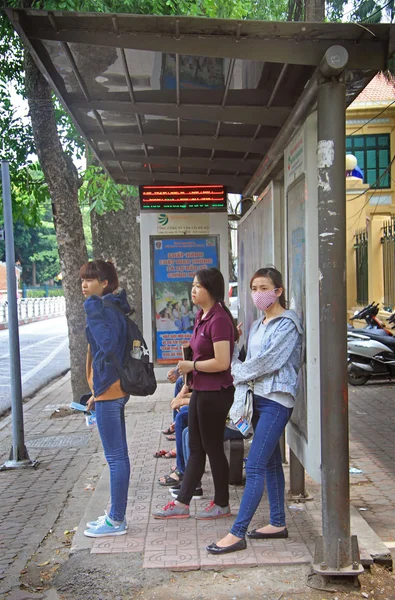 Tre donne sono in attesa di autobus, Hanoi — Foto Stock
