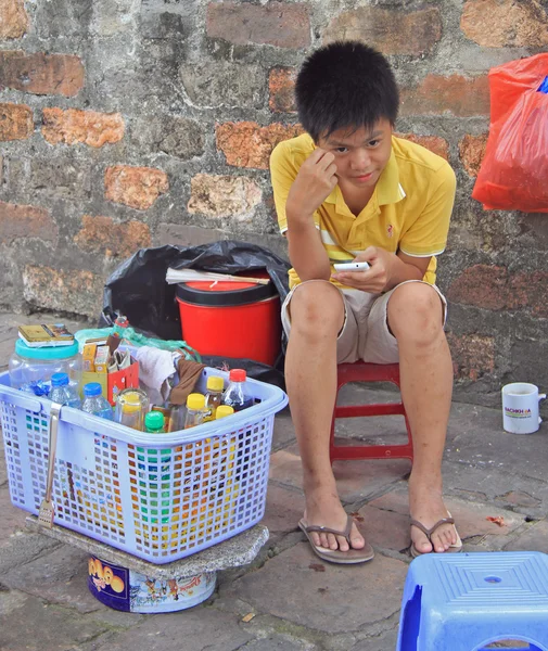 Chłopak sprzedaje napoje, Hanoi, Wietnam — Zdjęcie stockowe