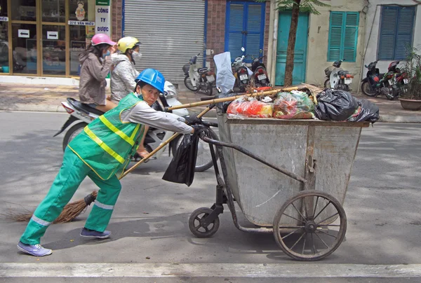 Вулиця cleaner є їзда на велосипеді візки з сміття в Ханої — стокове фото