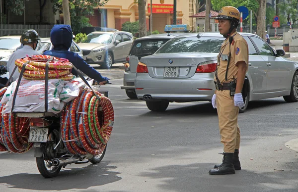Közlekedési rendőr is csinál a munkáját — Stock Fotó