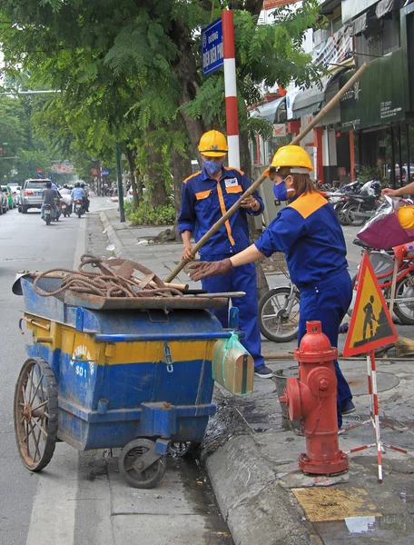 Dwie oczyszczarki ulicy robią ich pracy — Zdjęcie stockowe