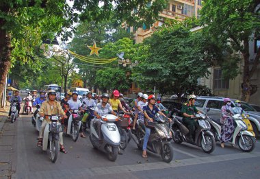 insanlar scooter trafik ışık yeşil sinyal bekliyor