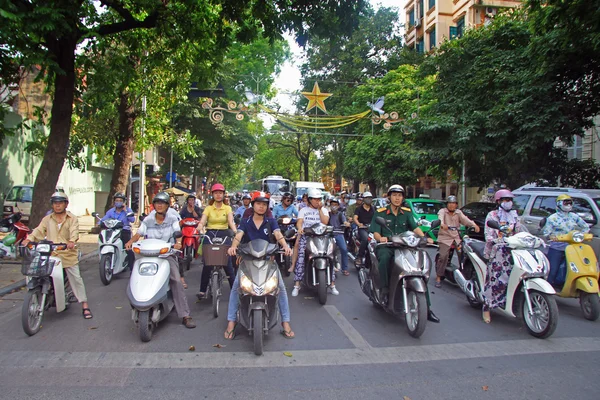 insanlar scooter trafik ışık yeşil sinyal bekliyor