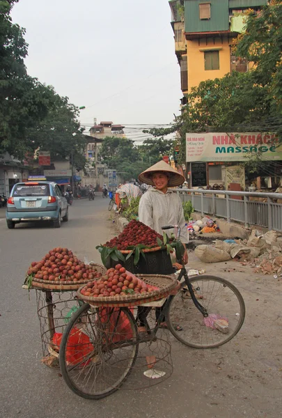 Wanita menjual litchi di jalan di Hanoi, Vietnam — Stok Foto