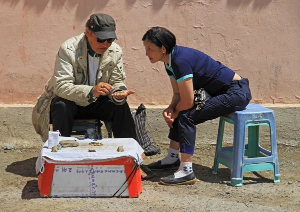 Two street sellers are conversating in Ulaanbaatar — Stok fotoğraf