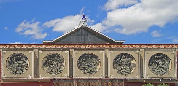 Bas-reliefs sur le bâtiment de l'ancien musée de Lénine à Oulan-Bator — Photo
