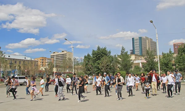 Big group of people is repeating common dance on the square in Ulaanbaatar — Stock Fotó