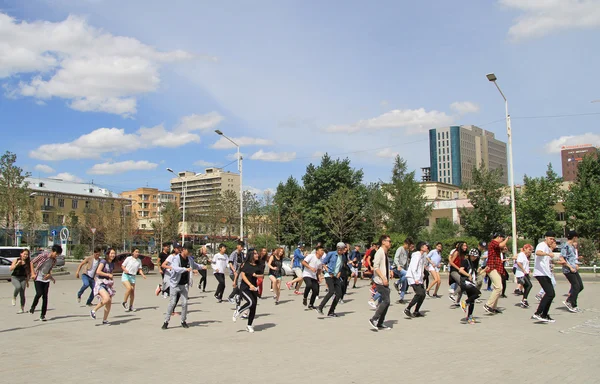 Big group of people is repeating common dance on the square in Ulaanbaatar — Stok fotoğraf