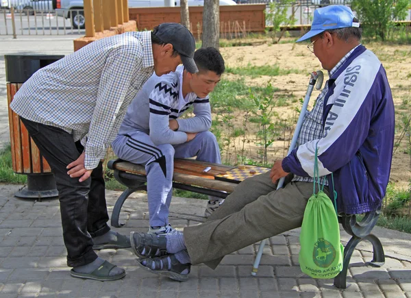 Two men are playing checkers in park of Ulaanbatar, Mongolia — ストック写真