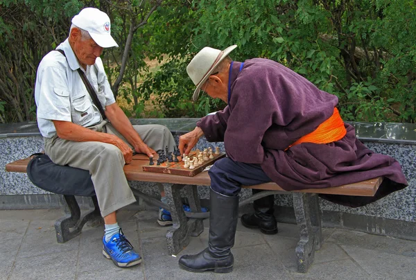 Dois velhos estão jogando xadrez no parque de Ulaanbatar, Mongólia — Fotografia de Stock