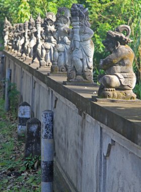 Bali dili Tanrıların sokakta satır