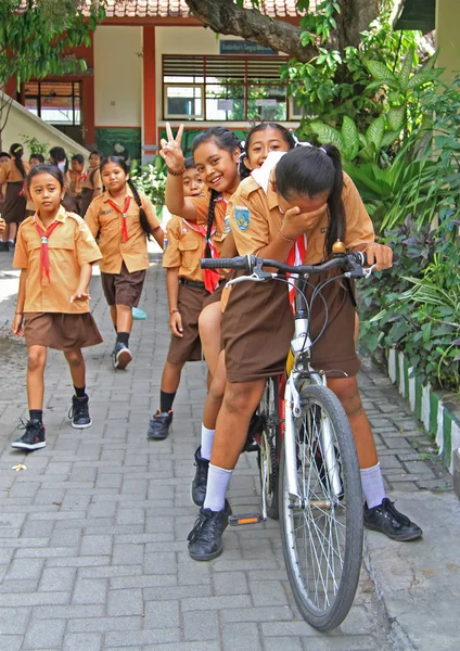 Algunos escolares se están preparando para la lección en la escuela, Bali — Foto de Stock