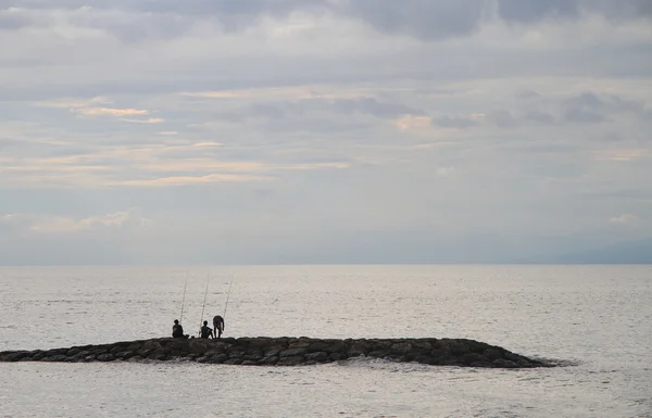 Drei Männer fischen, bali — Stockfoto