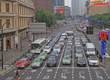 otomobillerde insanlar yeşil sinyal bekliyor