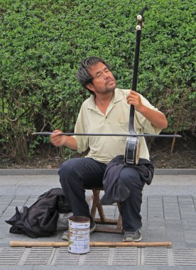 kör müzisyen Shanghai Caddesi üzerinde oynuyor