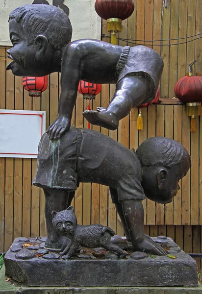 Statue of two small chinese gymnasts — Stock Photo, Image