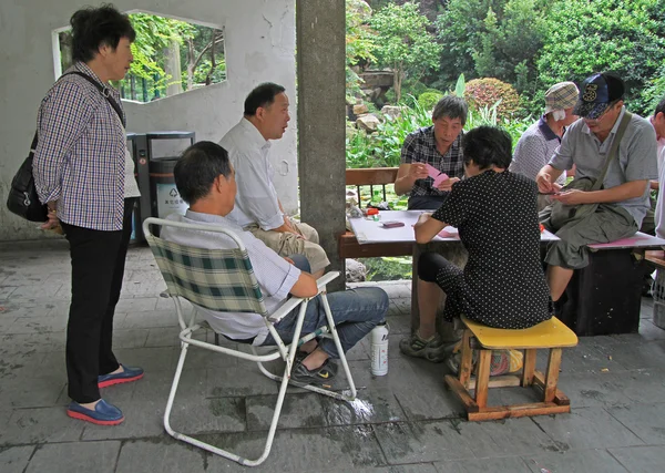 La gente está jugando a las cartas en el parque de Shanghai — Foto de Stock
