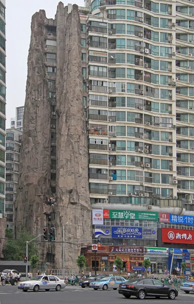 Интересное здание, объединенное со скалой в Шанхае — стоковое фото