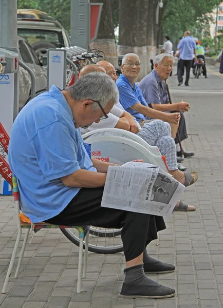 Some old people are relaxing on the street in Beijing, China — Stock Photo, Image