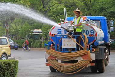 işçi sokakta Lijiang, Çin hosing