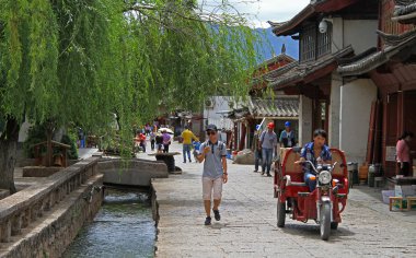 insanlar lijiang, Çin sokakta yürüyor