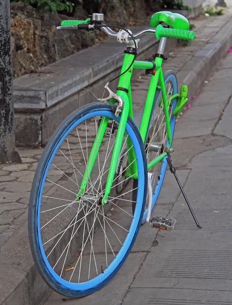 Bright lettuce green bicycle on the street in Lijiang — Stock Photo, Image
