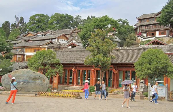 Ludzie chodzą na ulicy w Lijiang, China — Zdjęcie stockowe