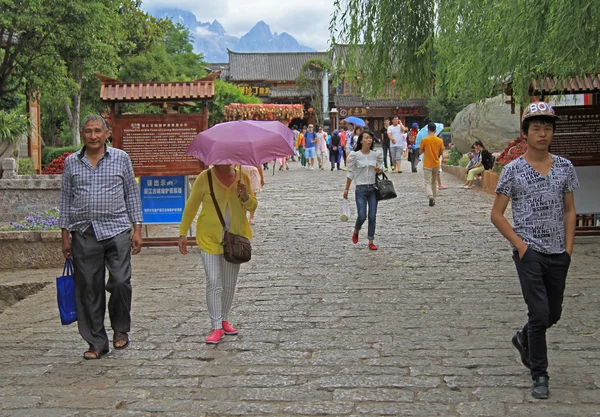 Människor går på gatan i Lijiang, China — Stockfoto