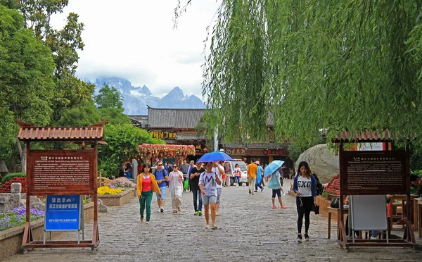 Mensen lopen op de straat in Lijiang, China — Stockfoto