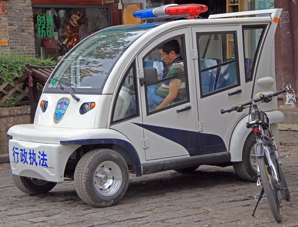 Rendőr ült a kocsiban, Lijiang, Kína — Stock Fotó