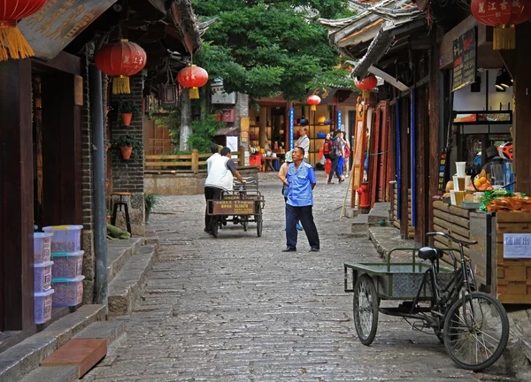 Люди идут по улице в Лицзяне, Китай — стоковое фото